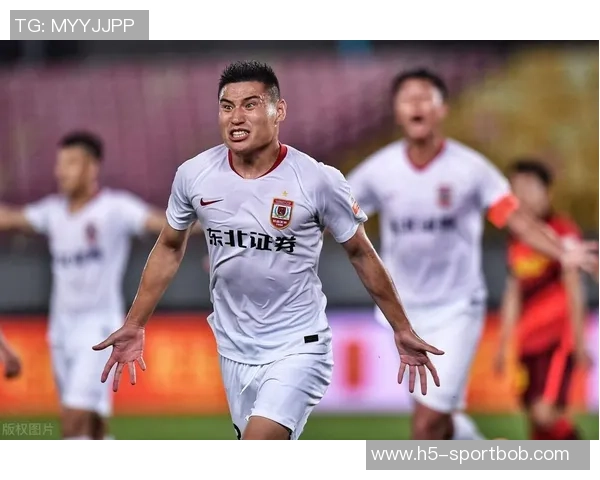 果阿队主场球员通道灯牌损坏严重引发球迷热议